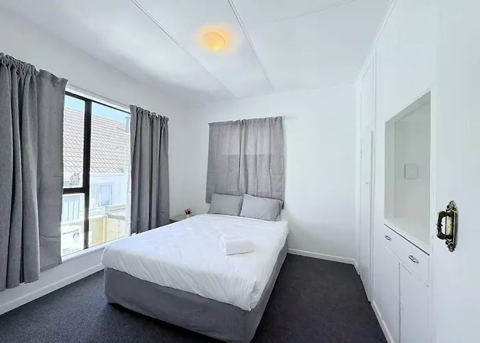 Hotel Unit 11 Fenton Summer *